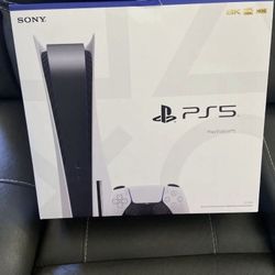 Playing Disc Gaming Bundle And Movie With Controller 