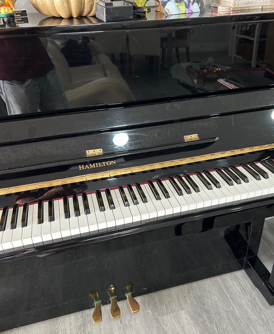 Piano Yamaha Vertical. Safe Space.