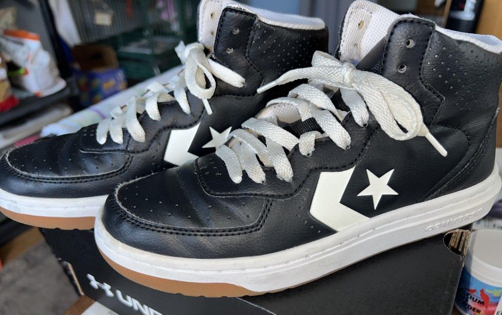 Tried On, Not Used. Men's 4 Converse Mid-