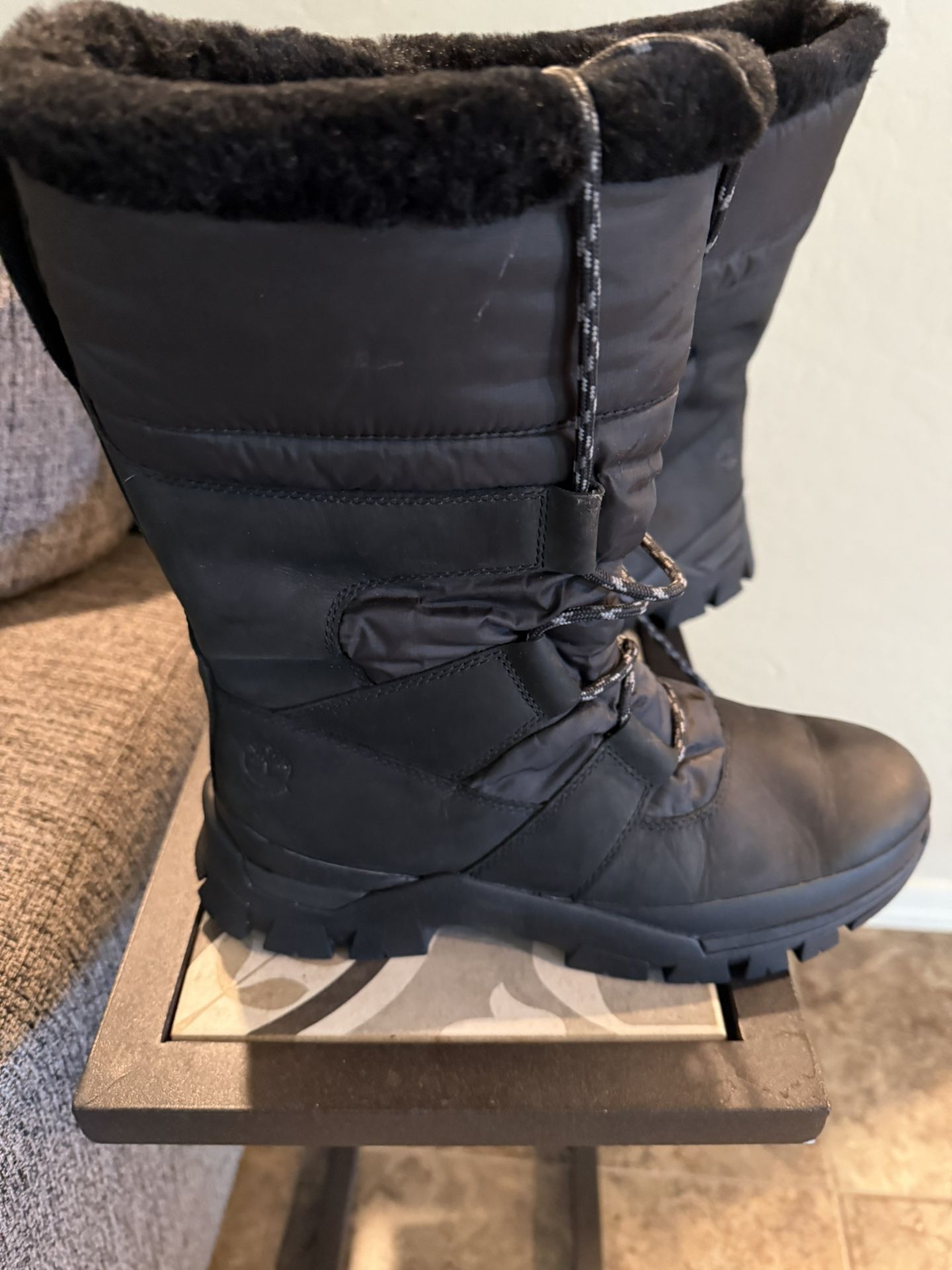 WOMEN TIMBERLAND BOOTS..SIZE 9