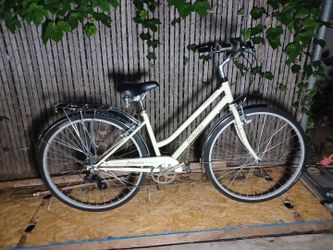 NEW WOMANS SCHWINN GATEWAY 7-SPEED HYBRID NEW