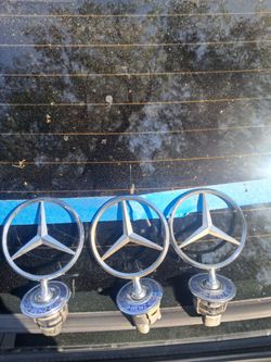 Mercedes-benz emblem