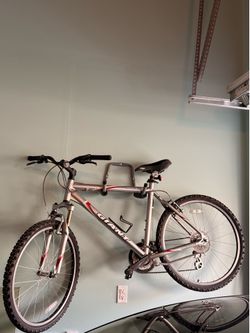 Adult GIANT Mountain Bike – Great Condition
