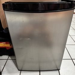 Mini fridge 