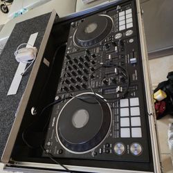 Mezcladora  Pioneer 4 Canales Con Su Caja Y 2 Bocinas Ev