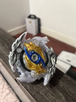 Zwei Longinus Pro Series Beyblade