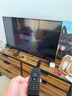 Vizio Flat Screen TV – Great Condition – Includes Stand