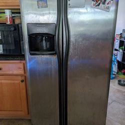 Frigidaire Side By Side Refrigerator / Freezer