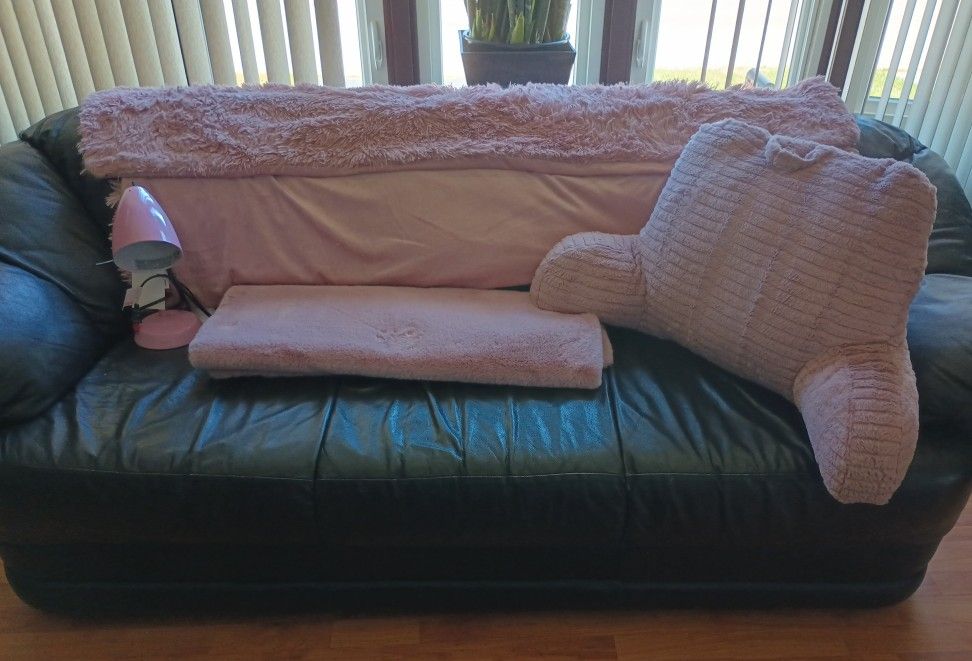 Beautiful Bedroom Ensemble!