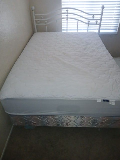Double Bed, Dresser w/Mirror & Nightstand 