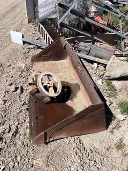Skid steer bucket