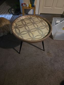 Round accent table