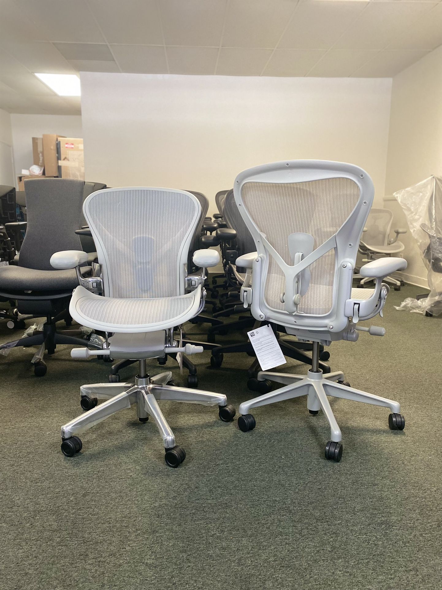 🔥🔥BRAND NEW HERMAN MILLER REMASTERED AERON SIZE B🔥🔥MINERAL COLOR🔥🔥POSTURE-FIT SL POLISHED ALUMINUM
