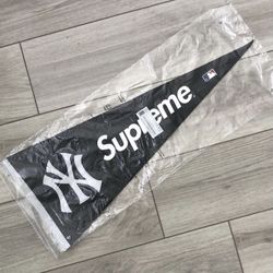 SS15 Supreme Yankees Pennant - Black