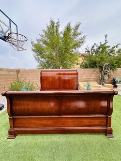 BEAUTIFUL HEAVY SOLID WOOD THOMASVILLE CAL KING BED FRAME ( HEAVY ) FREE DELIVERY 🚚 FIRST FLOOR ( GREAT CONDITION 🥰👌🏻 )