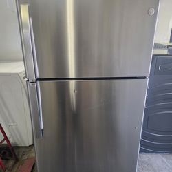Ge Top And Bottom Refrigerator 33inch Wide new  condition from scratch and dent minor Cosmetic Issues warranty Financing With Snap If You Qualify