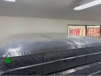 KING SIZE SIMMONS BEAUTYREST BLACK SERIES 2 (PLUSH) MATTRESS & BOX SPRINGS BED SET