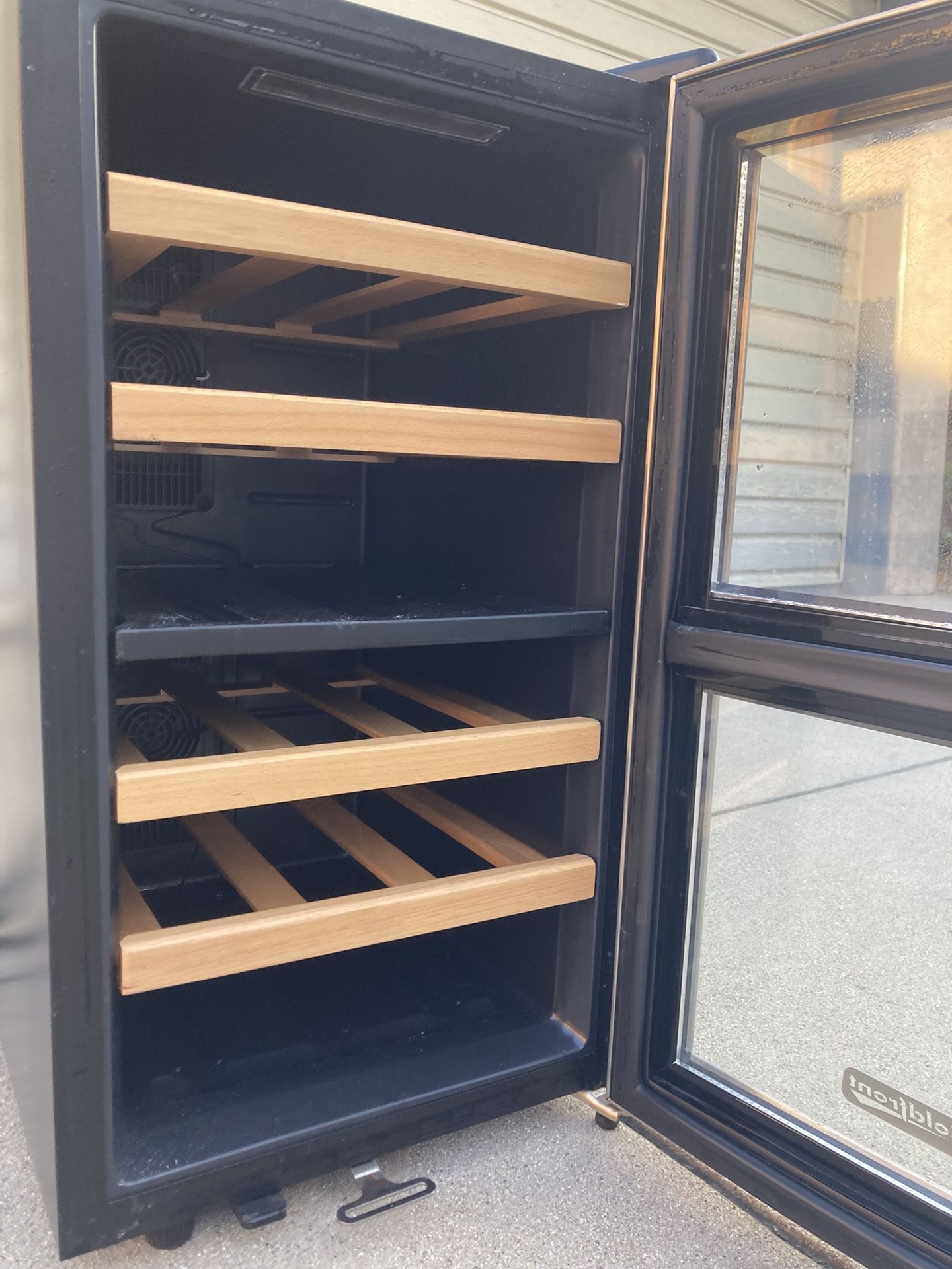 Wine Cooler Koldfront Hold 18 Bottles