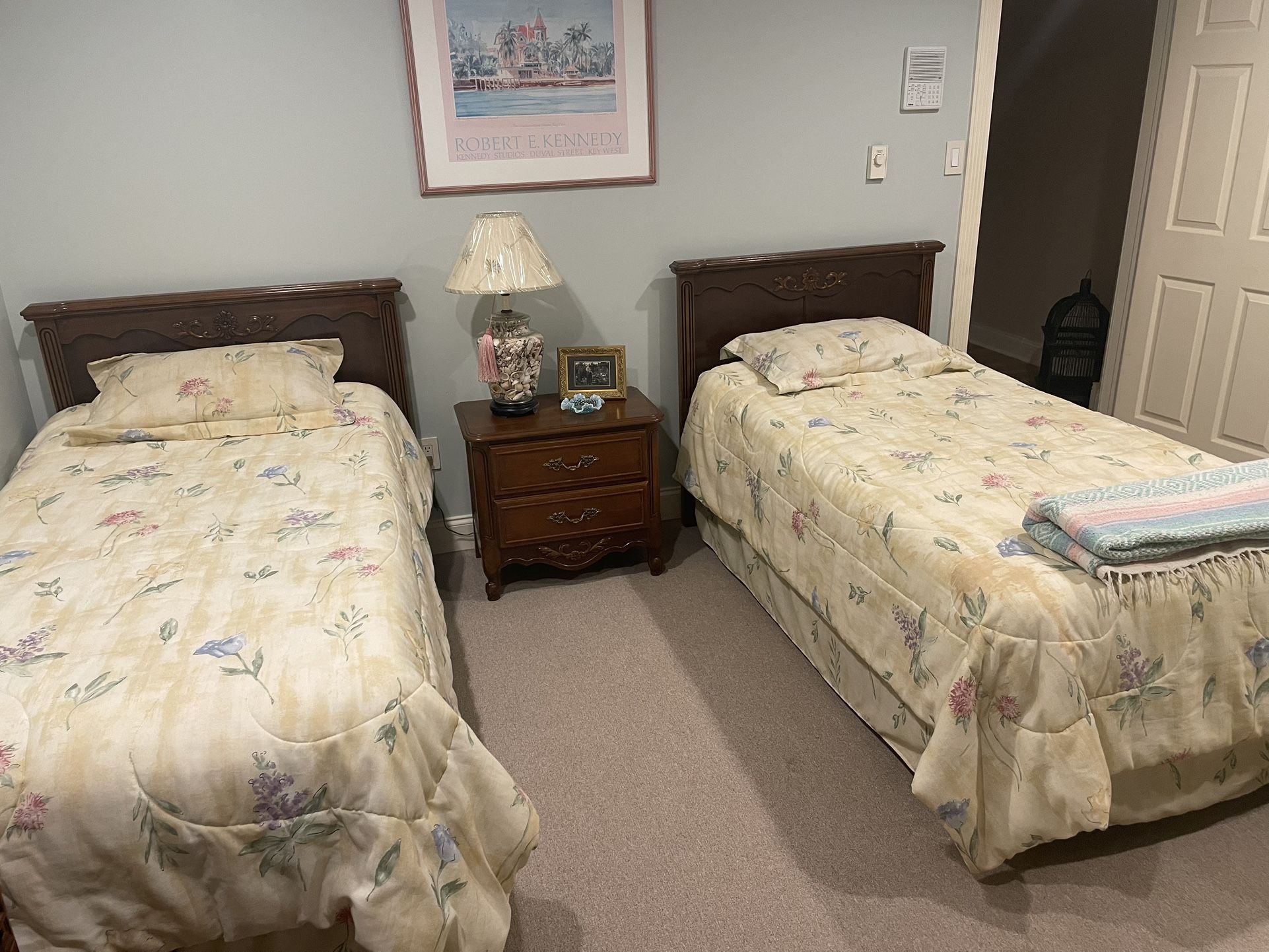 Antique Cherry Twin Bedroom Set