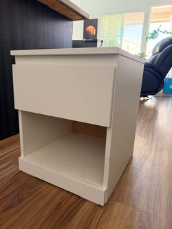 White kit: 2 bookshelves and 1 nightstand