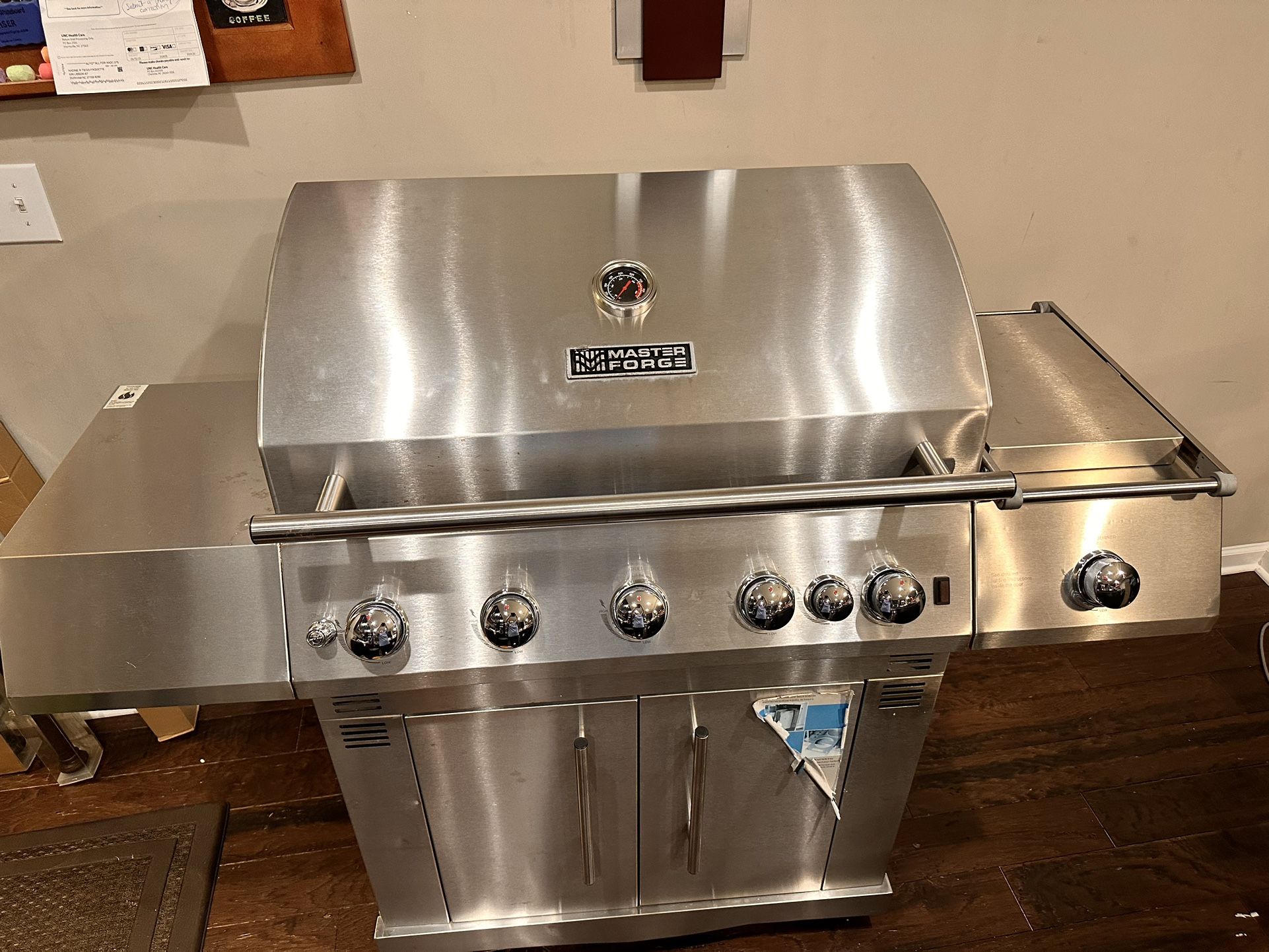 Large BBQ With Side Burner / Grill