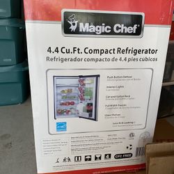 4.4cu Ft Magic chef Mini Fridge W Freezer