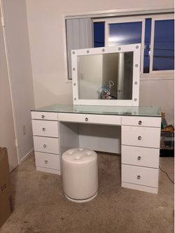 Vanity makeup set table and mirror