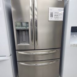 FRIGIDAIRE  4 DOOR REFRIGERATOR WITH 1 YEAR WARRANTY/1AÑO DE GARANTIA POR ESCRITO 