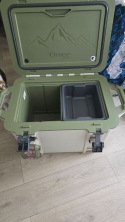 Otter Cooler Venture 45qt great condition!
