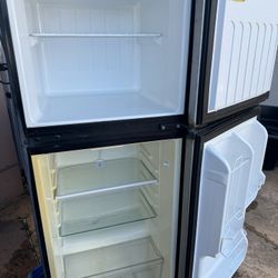 Magic Chef Mini Refrigerator, with Freezer 