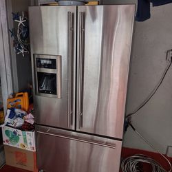 Jenn Air refrigerator in great conditions, freezer works perfect but fridge freezes vegetables  needs settings done I don't know how