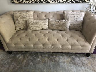 Stylish Tuffed Couch