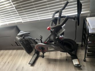 OPEN BOX PELOTON FOR SALE FREE SIZE 40 PELOTON SHOES INCLUDED