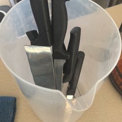 Kitchen: Pitcher With 6 Knives