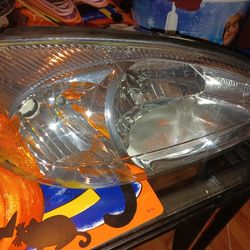 Passenger's Side Headlight Ford Taurus 2000/2007