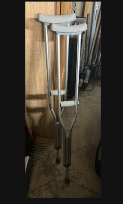 Crutches. Muletas