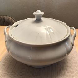 SOUP TUREEN , WHITE