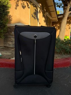 Lucas Large Black Softside Spinner Luggage