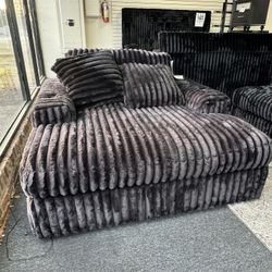 Midnight Oversized Chair. 🚚WE DELIVER🚚