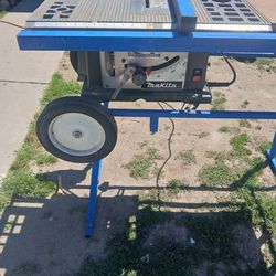 Sierra makita con su mesa trabajo trabajando bien 100 dolares