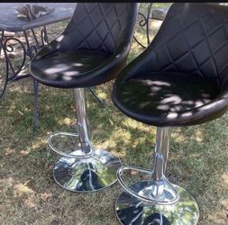 Black chairs good condition A little ribs, but it’s good Still