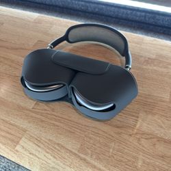 AirPods Max – Excellent Condition