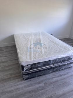 Queen mattress pillow top set with box spring (2pc - new)