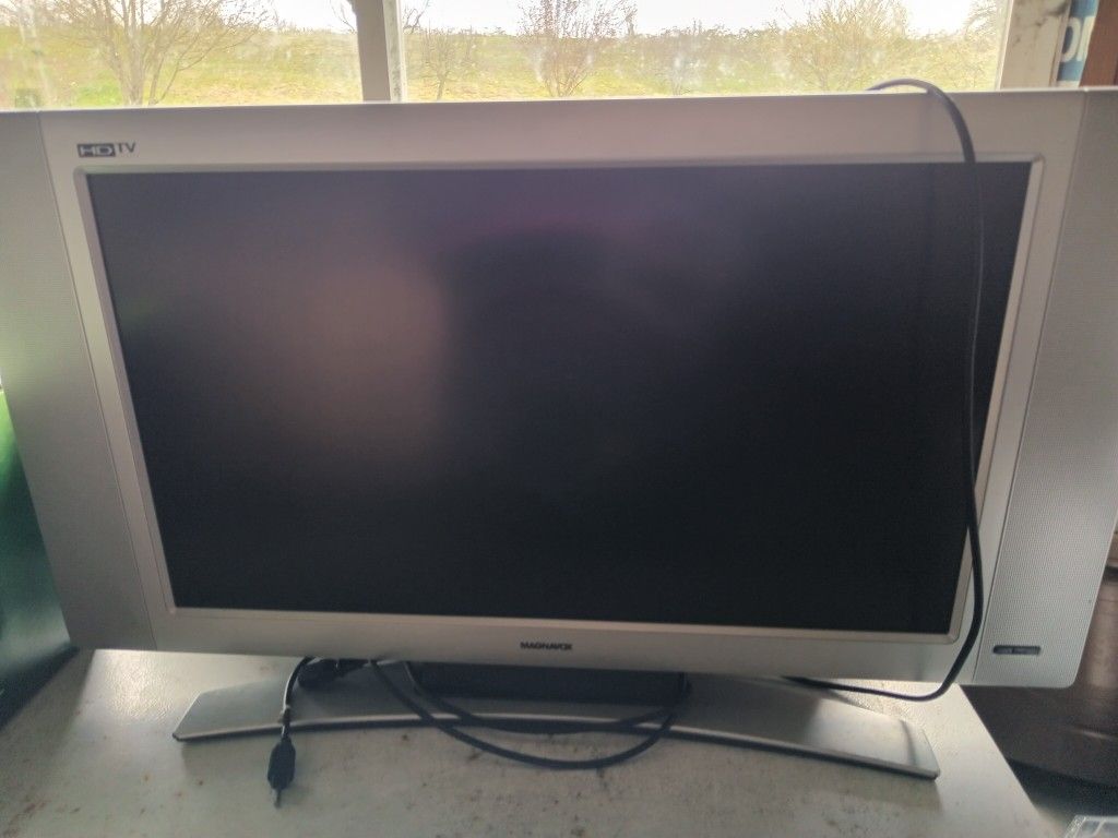 Philips Magnavox 32-in TV With Stand