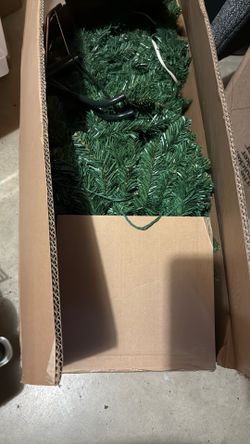 Pre-owned 6.5 Ft Pre-lit Tree  Light color : Multi-color  Asking price is $55.00 Pick this and other cool items up in Powder Springs Ga 30127✅✅✅