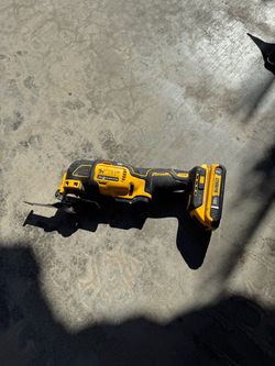 Dewalt multi-tool with battery