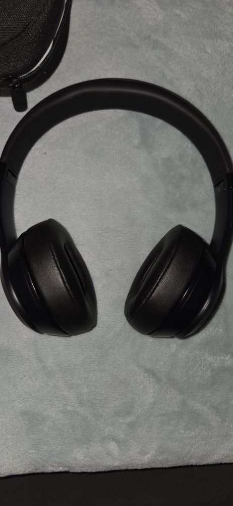 Black Beats Solo Wireless Headphones