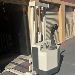 Crown 30WTF High Reach Electric Forklift 
