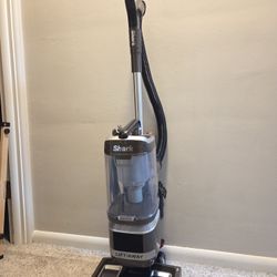 SHARK VACUUM - LA455 Corded Bagless Lift-away