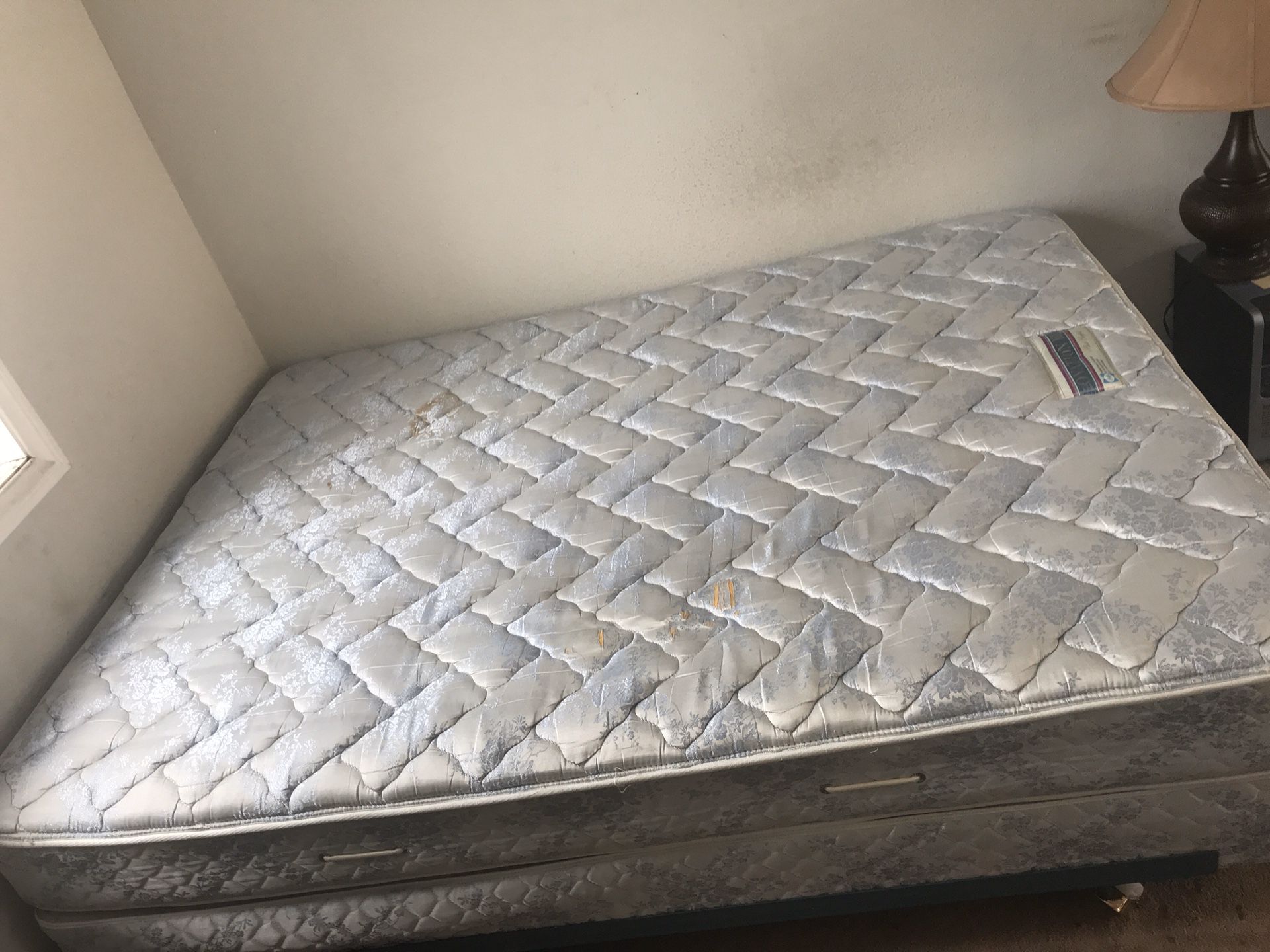Queen size bed mattress and box sprite
